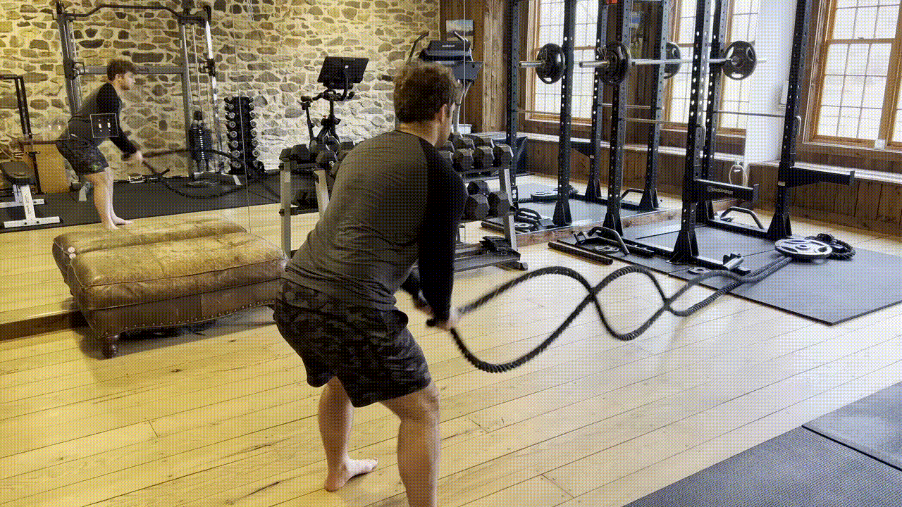 Animated demonstration of the Battle Rope Alternating Waves