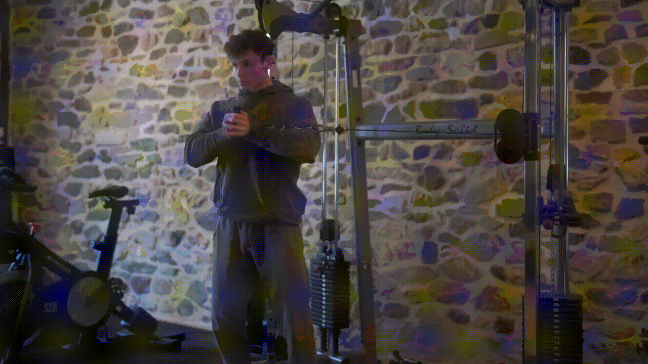 Animated demonstration of the Cable Pallof Press