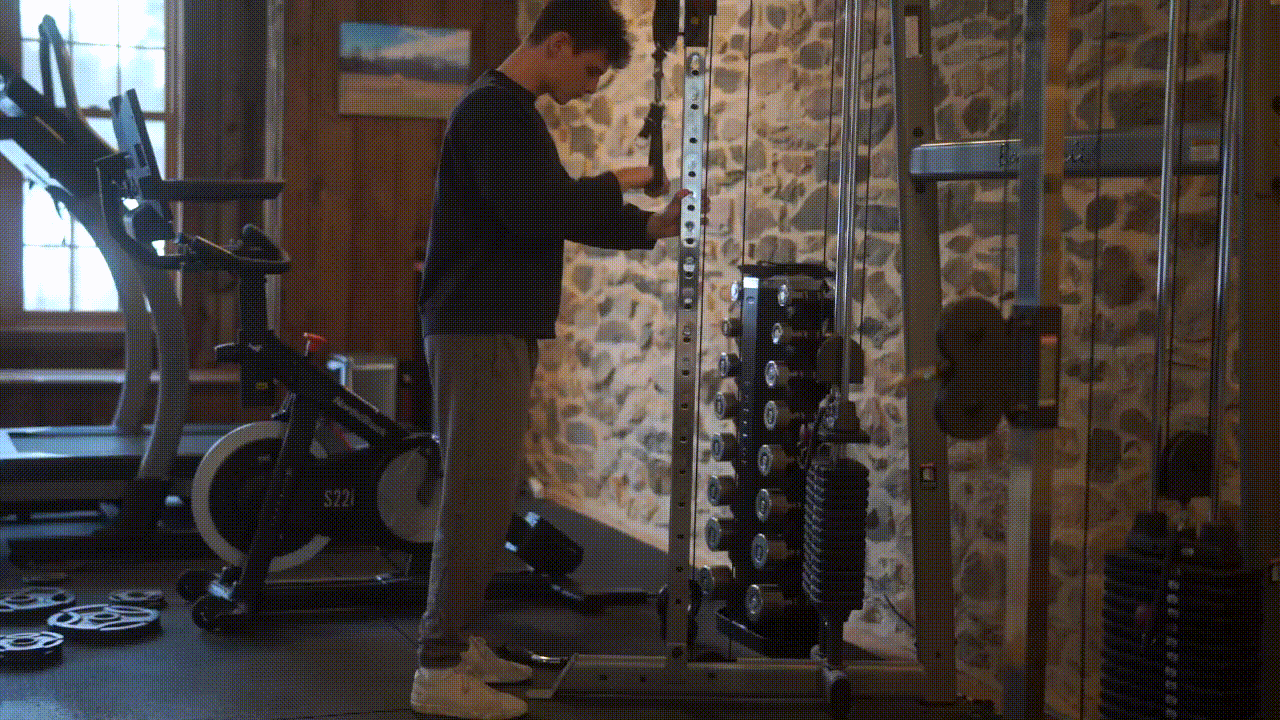 Animated demonstration of the Cable Single Arm Tricep Extension