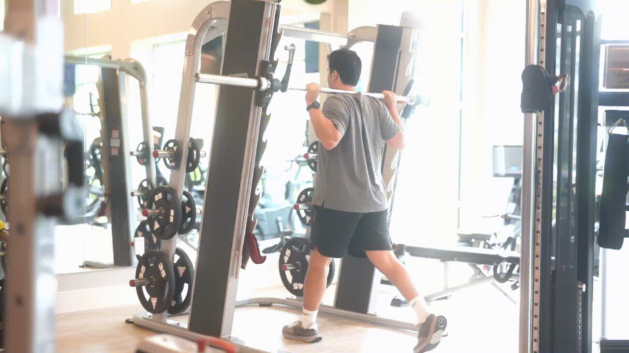 Animated demonstration of the Smith Machine Lunge